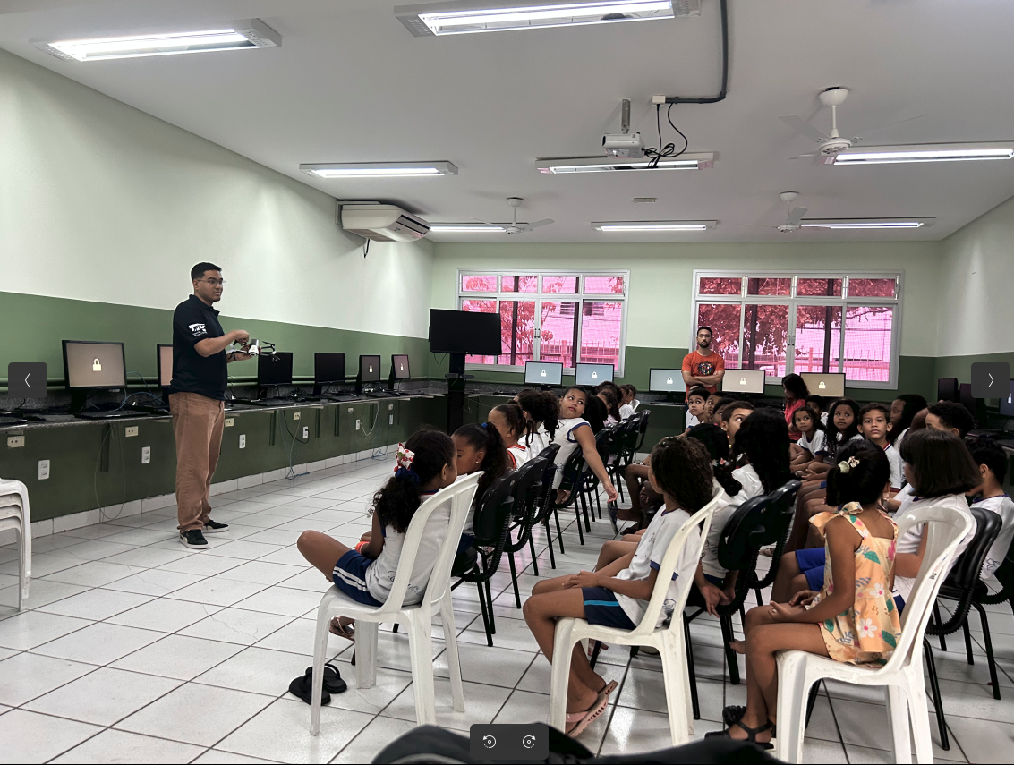 Apresentação na EMEF Irmã Jacinta Soares de Souza Lima