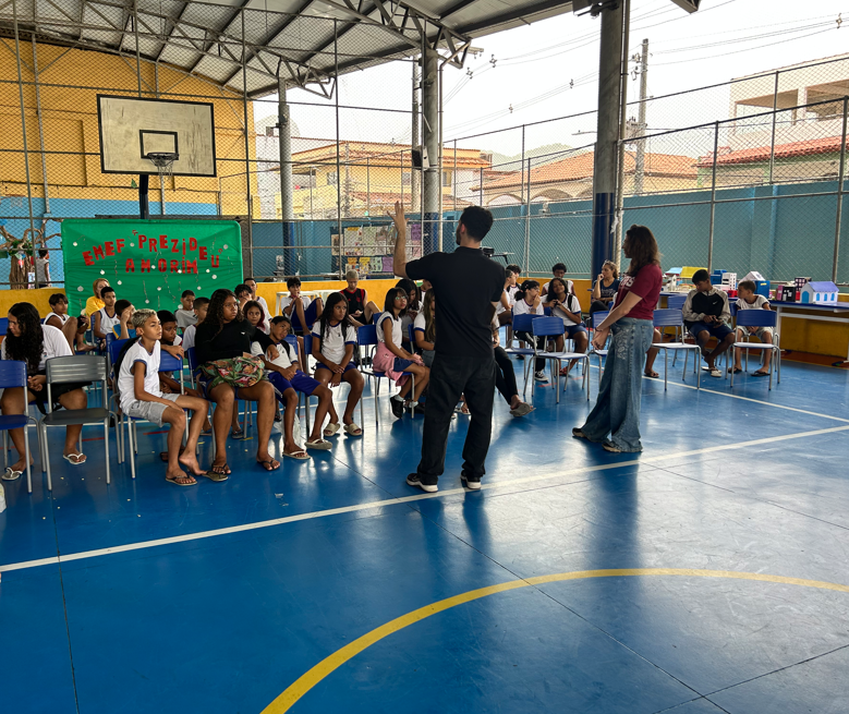 Apresentação na EMEF Prezideu Amorim